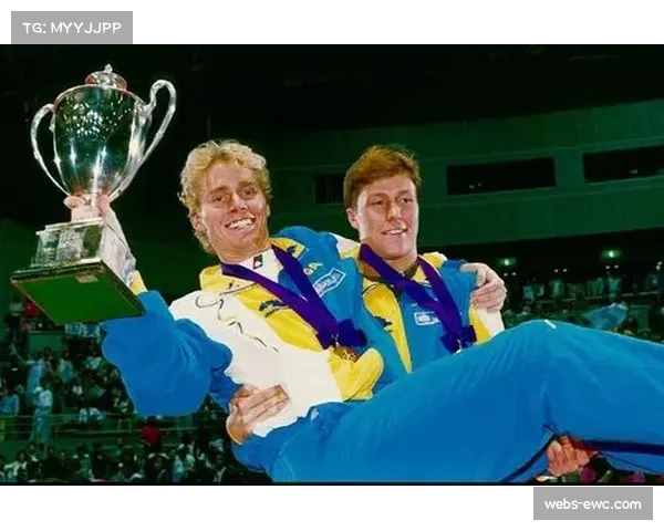 场边花絮：瑞典队统一佩戴复古发带，致敬瓦尔德内尔时代